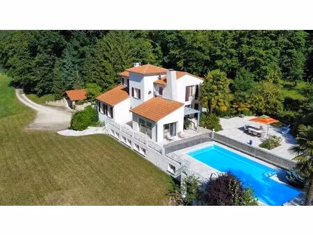 maison 220m²  piscine  très beau parc 4 5ha  étang  rivière