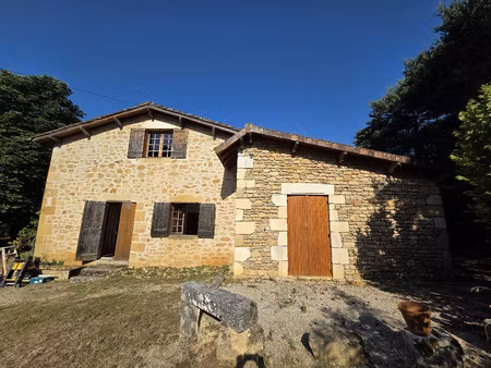 propriété non fermée  avec une cour - habitation en pierres 