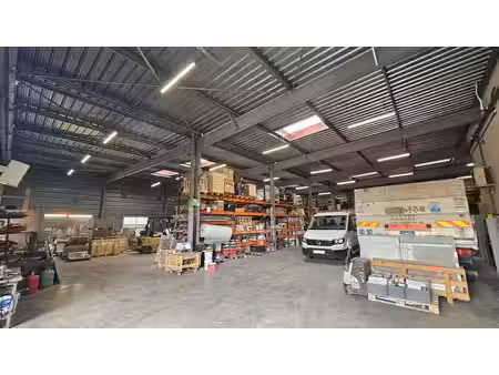 location local d’activités 830m²