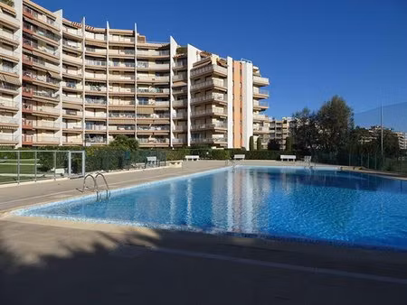coup de coeur ! beau 2 pièces de 44m² avec parking. plage et commerces à pied !