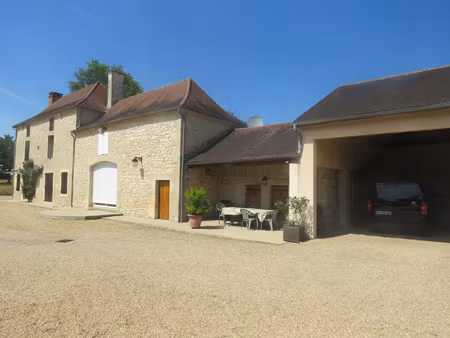 maison individuelle en pierres (134m2) rénovée  avec un terr