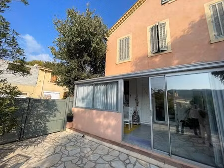 maison de village avec véranda  magnifique jardin paysager  dépendance et stationnement ?.