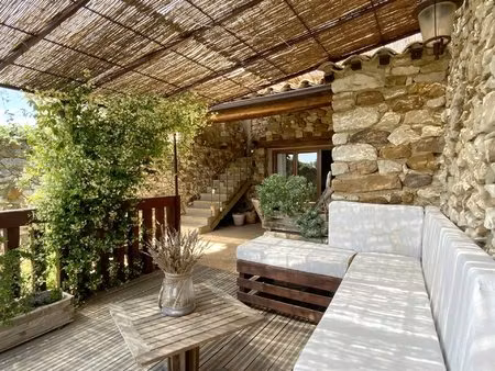 charmante maison de village en pierre avec terrasses et vue.