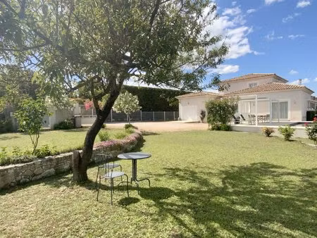 a 6 km d'uzès  villa récente avec piscine.