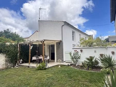 maison de ville rénovée avec jardin et garage