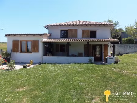 charmante propriété individuelle avec deux chambres situées sur un terrain de plus de 1340