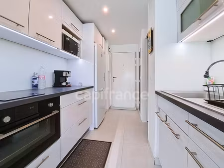 en exclusivité à vendre très joli studio dans résidence avec piscine et accès direct plage
