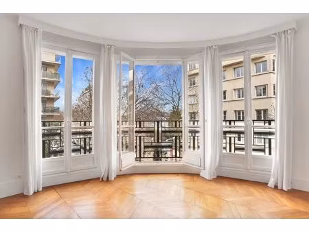 paris 16e - dans un remarquable immeuble en pierre de taille érigé en 1938  un appartement