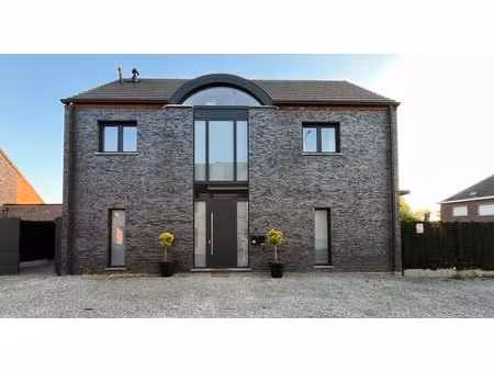 maison familiale moderne et entièrement meublée