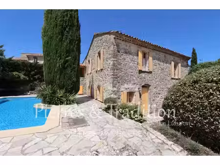 authentique maison en pierre avec jardin et piscine au cœur de montjustin