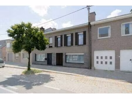 gezinswoning met zonnige tuin en garage in waarschoot