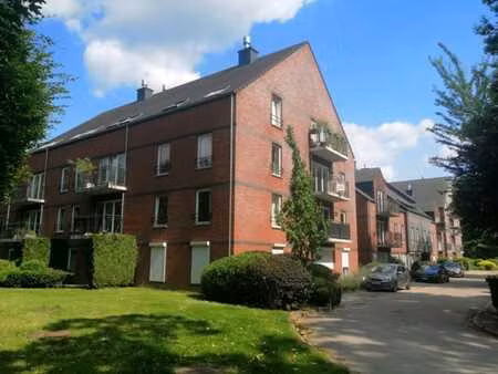 très bel appartement avec parking int.