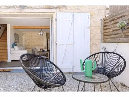 grange rénovée au confort contemporain avec sa cour privative