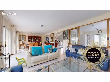 maison 9 pièces 225 m²