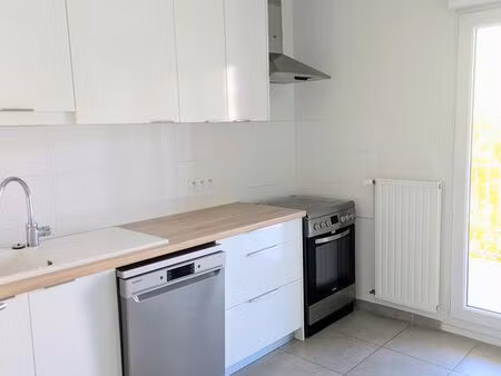 t2 57 m² – balcon  parking fermé  cave – excellent état – rillieux la pape - secteur polyc