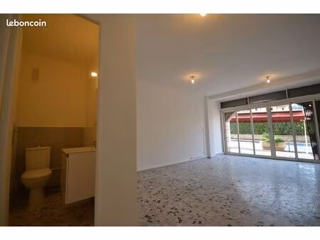 local commercial 27 m2 + vitrine centre vallauris
