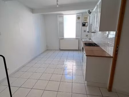 t3 duplex 53 m² – lodève centre – rue piétonne – 2 espaces de vie – chambre indépendante