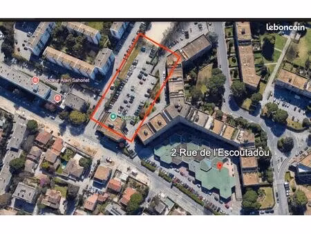 13 places de parking