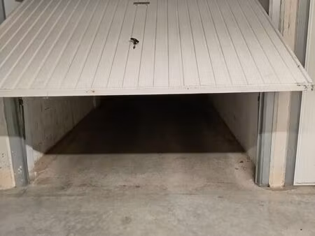 garage box fermé 15 m2