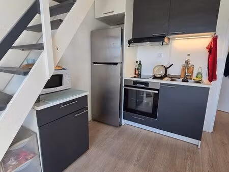 à louer – duplex meublé rénové avec parking privatif – joué-lès-tours (vallée violette)