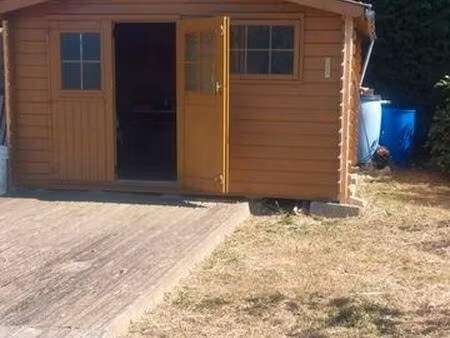 terrain avec cabane