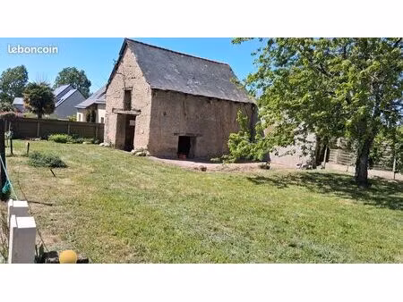 terrain à bâtir avec une grange en terre de 40m² au sol habitable