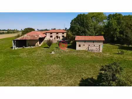 ferme rénovée de 140 m² avec dépendances sur 1 3 ha – vue pyrénées