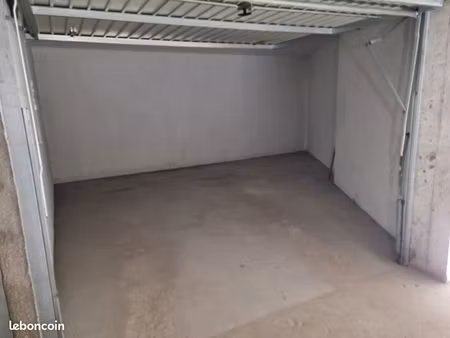 grand box en s/sol voiture + motos