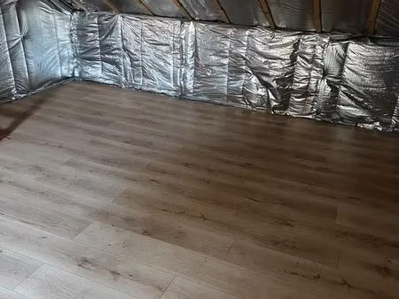 location mezzanine au-dessus du garage attenant à l'habitation pour stockage