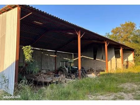 grand hangar de stockage à louer – en totalité ou par box – accès facile
