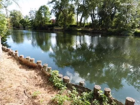 grand terrain de loisirs en bord de loir
