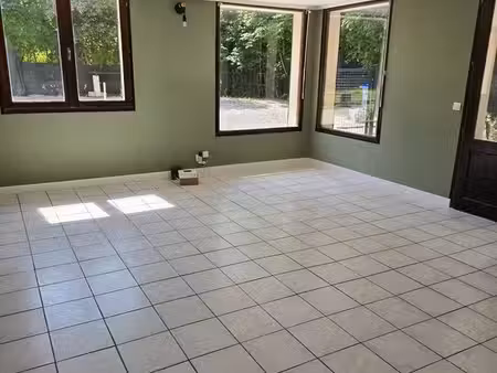 appartement t3 de 80 m² avec entrée privative  grand jardin et dépendance – 170 000