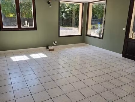 appartement t3 de 80 m² avec entrée privative  grand jardin et dépendance – 190 000