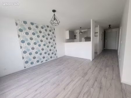 grand studio rénové avec parking et cave
