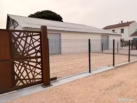 hangar 55m2 et extérieur 65m2 clôturé