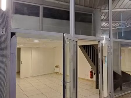 local dans centre commercial 2x35 m2