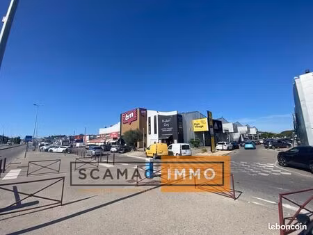 local commercial 1 600 m²