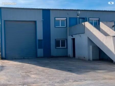 hangar terrain et bureau