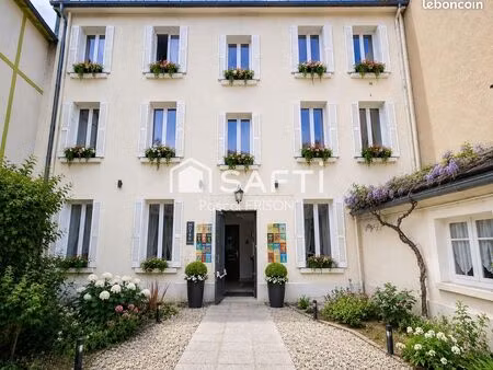 local 196 m² tours