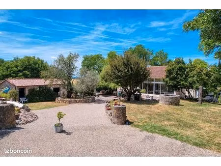 propriété 5 pièces 239 m²