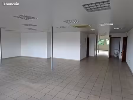 bureau avec grand parking