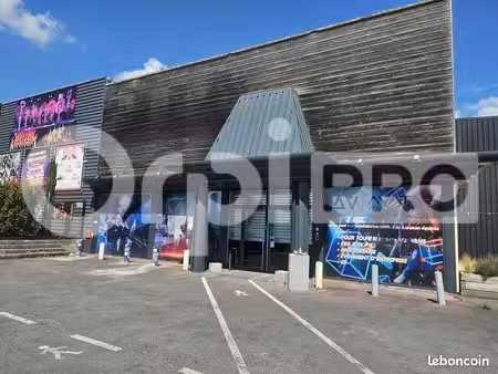 local commercial 975 m²