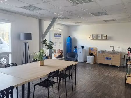 local pro 159m2 divisé en bureaux + entrepôt 895 ht