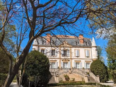 t2  47 m2  château  jardin privée 21000 m2  climatisation  parc privé  parking privé  très