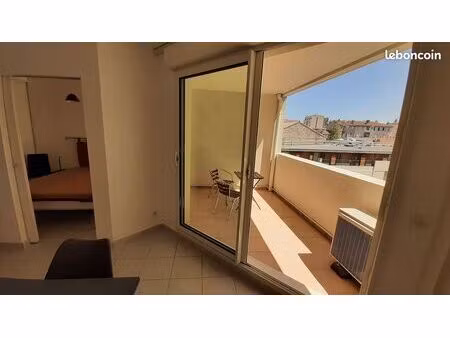 t2 meublé 43m² terrasse et parking  proche castellane