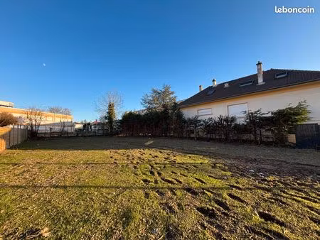 terrain constructible à vendre - 593m²