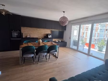 appartement t4 + balcon+ box garage