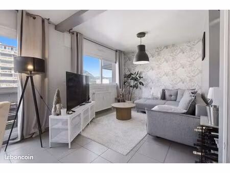 grand appartement lumineux avec parking
