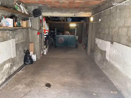 vend long garage 10 m 20 : 2 voitures avec cave attenante