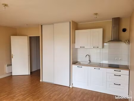 appartement . 1 pièce 34m2 + balcon 5m2 . étage 1/4 . parking privé